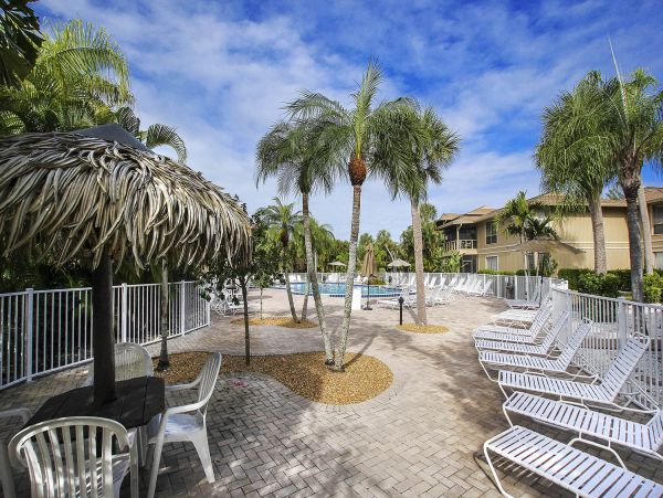 Beautiful Sanibel Vacation Condo Walk to Beach