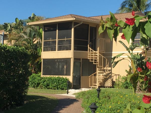 Beautiful Sanibel Vacation Condo Walk to Beach