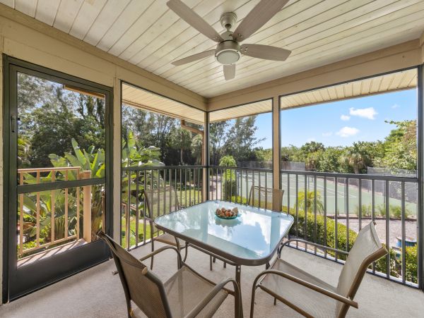 Beautiful Sanibel Vacation Condo Walk to Beach