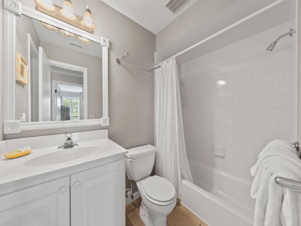 Beautiful Sanibel Vacation Condo Walk to Beach
