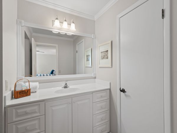 Beautiful Sanibel Vacation Condo Walk to Beach