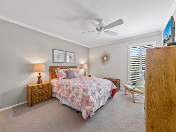 Beautiful Sanibel Vacation Condo Walk to Beach