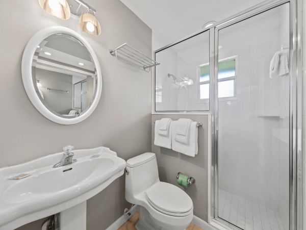 Beautiful Sanibel Vacation Condo Walk to Beach