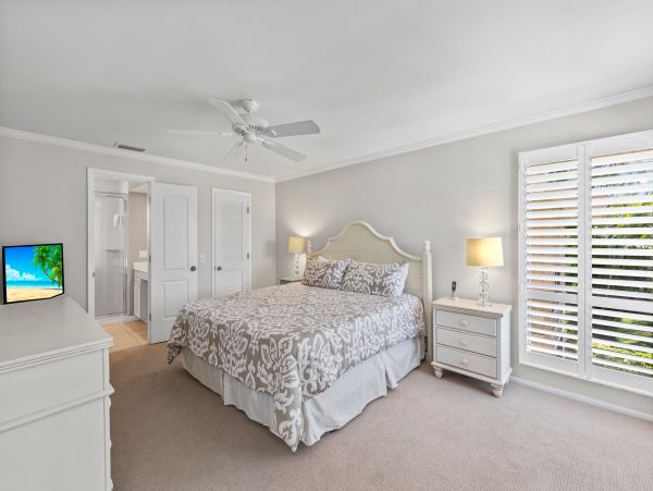 Beautiful Sanibel Vacation Condo Walk to Beach