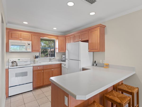Beautiful Sanibel Vacation Condo Walk to Beach