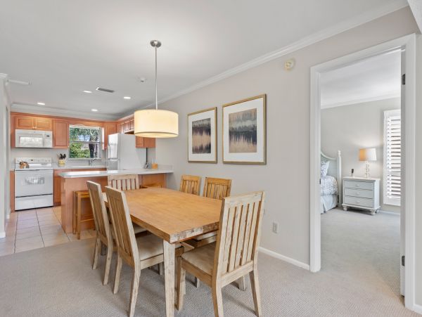 Beautiful Sanibel Vacation Condo Walk to Beach