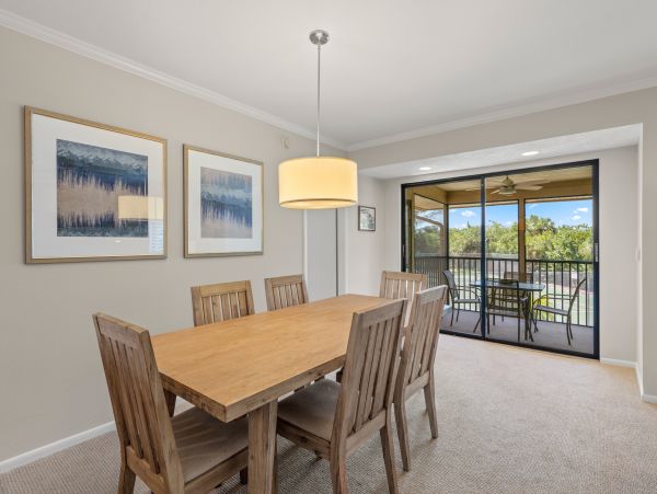 Beautiful Sanibel Vacation Condo Walk to Beach