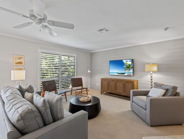 Beautiful Sanibel Vacation Condo Walk to Beach