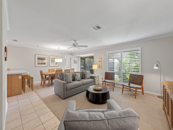 Beautiful Sanibel Vacation Condo Walk to Beach
