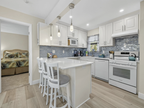 Sanibel Three Bedroom Walk to Beach Vacation Condo
