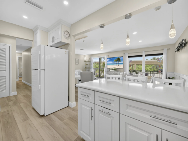 Sanibel Three Bedroom Walk to Beach Vacation Condo