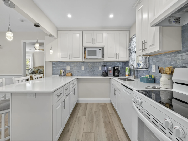 Sanibel Three Bedroom Walk to Beach Vacation Condo