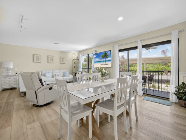 Sanibel Three Bedroom Walk to Beach Vacation Condo