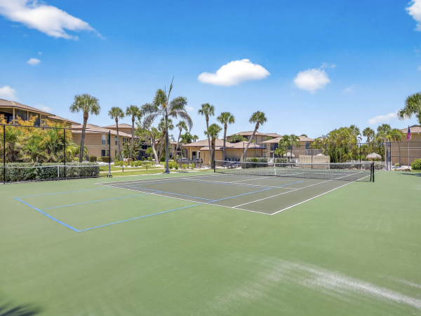 Sanibel Three Bedroom Walk to Beach Vacation Condo