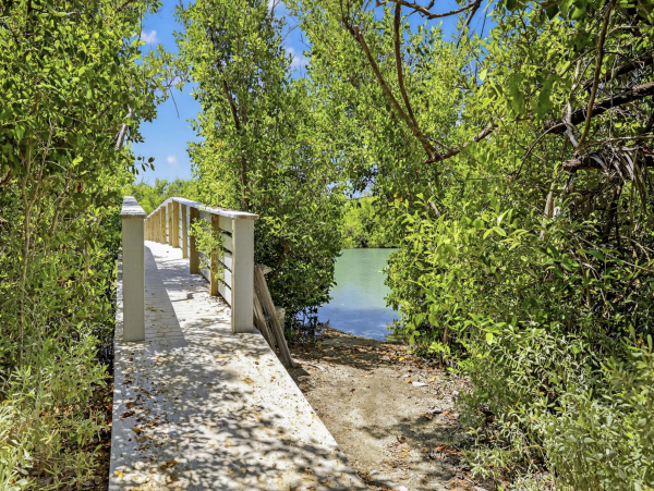 Sanibel Three Bedroom Walk to Beach Vacation Condo