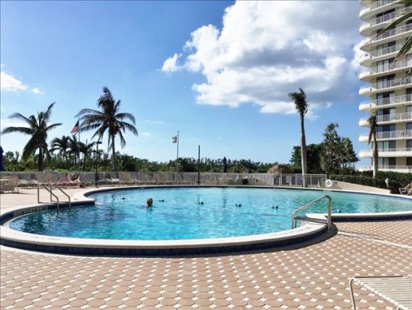 Luxurious Beachfront Penthouse on Marco Island - Your Tropical Escape