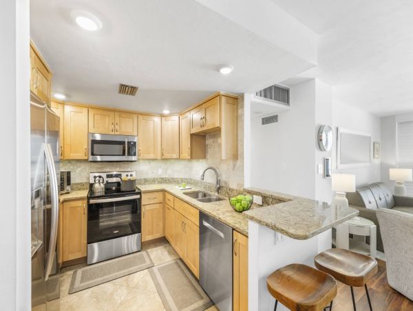 Luxurious Beachfront Penthouse on Marco Island - Your Tropical Escape