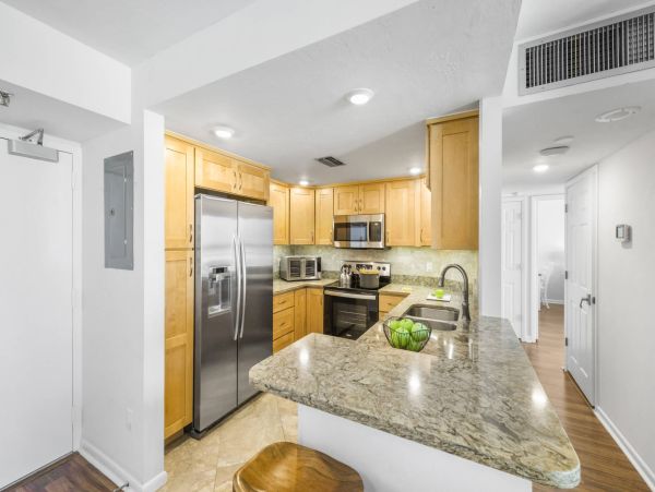 Luxurious Beachfront Penthouse on Marco Island - Your Tropical Escape