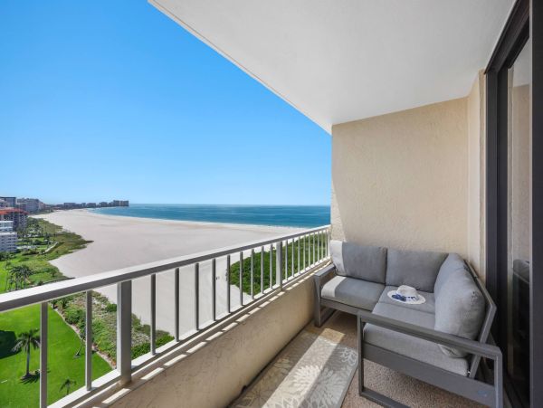 Luxurious Beachfront Penthouse on Marco Island - Your Tropical Escape