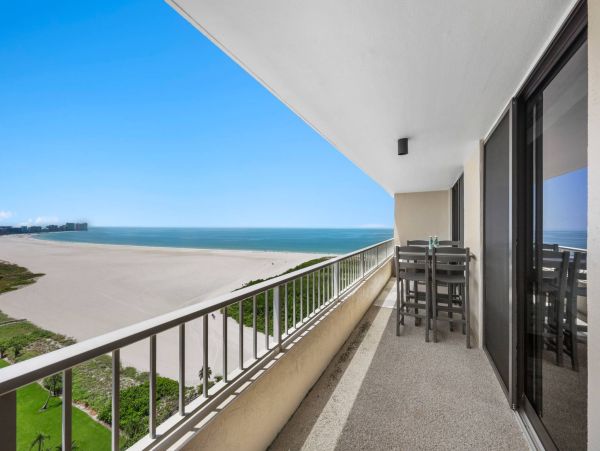 Luxurious Beachfront Penthouse on Marco Island - Your Tropical Escape