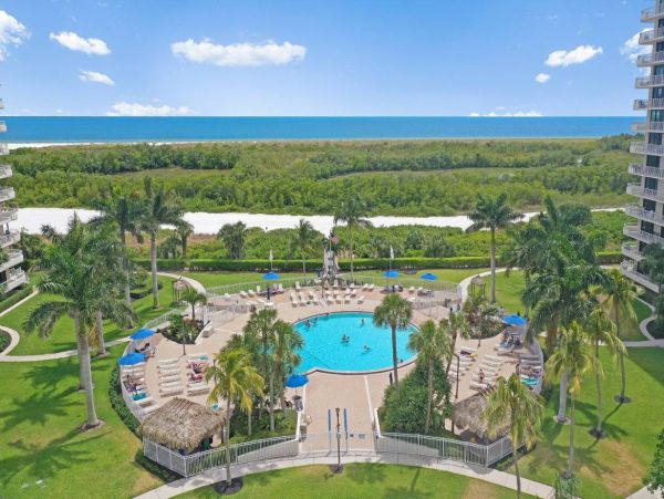 Luxurious Beachfront Penthouse on Marco Island - Your Tropical Escape