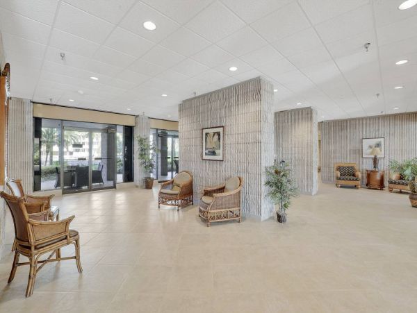 Luxurious Beachfront Penthouse on Marco Island - Your Tropical Escape