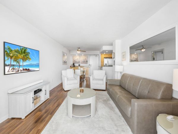Luxurious Beachfront Penthouse on Marco Island - Your Tropical Escape