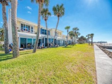 Sarasota Vacation Townhouse Sleeps Six Guests.