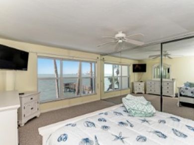 Sarasota Vacation Townhouse Sleeps Six Guests.