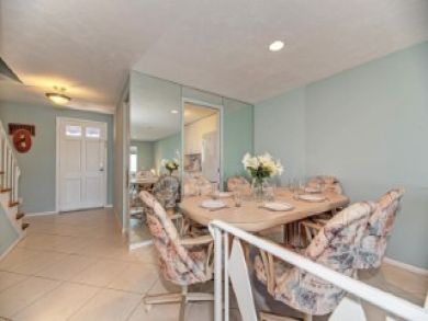 Sarasota Vacation Townhouse Sleeps Six Guests.