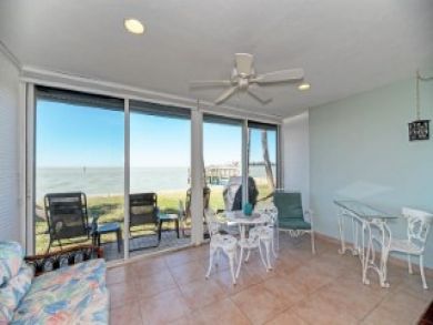 Sarasota Vacation Townhouse Sleeps Six Guests.