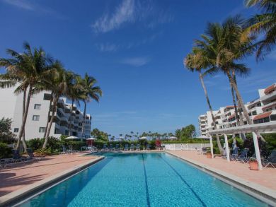 Longboat Key  Vacation Condo On Beach Sleeps Eight
