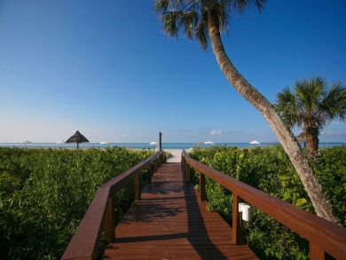 Longboat Key  Vacation Condo On Beach Sleeps Eight