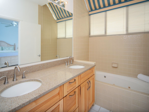 Beautiful Longboat Key Vacation Condo Walk to Beach
