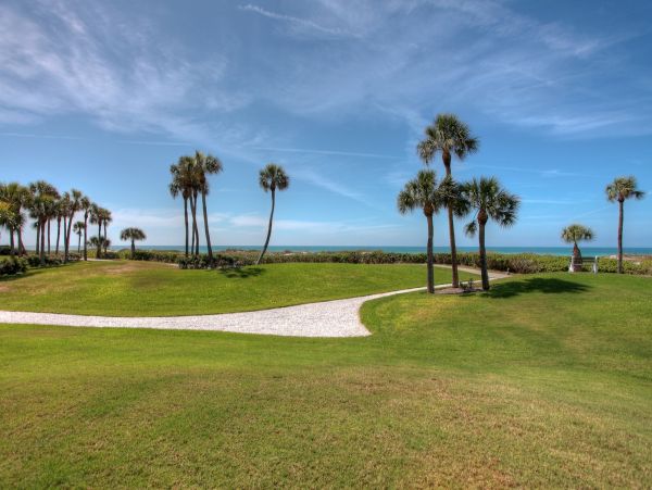Seaplace Two Bedroom Unit Steps from Beach