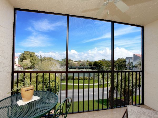 Seaplace Two Bedroom Unit Steps from Beach