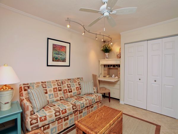 Seaplace Two Bedroom Unit Steps from Beach