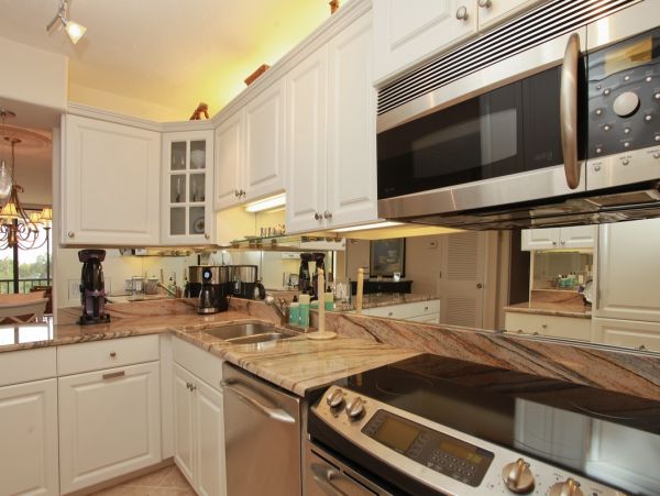 Seaplace Two Bedroom Unit Steps from Beach