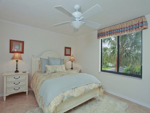 Seaplace Two Bedroom Unit Steps from Beach