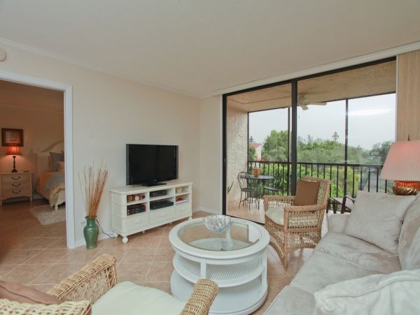 Seaplace Two Bedroom Unit Steps from Beach