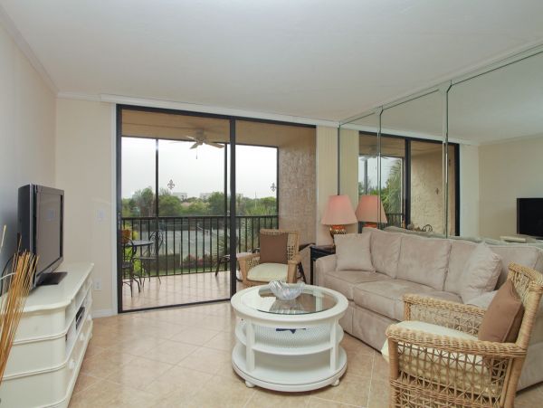 Seaplace Two Bedroom Unit Steps from Beach