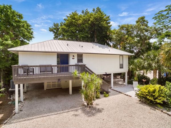 Captiva 2 Bedroom Vacation Home Short Walk to Beach Sleeps 6