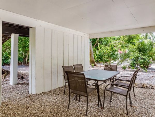 Captiva 2 Bedroom Vacation Home Short Walk to Beach Sleeps 6