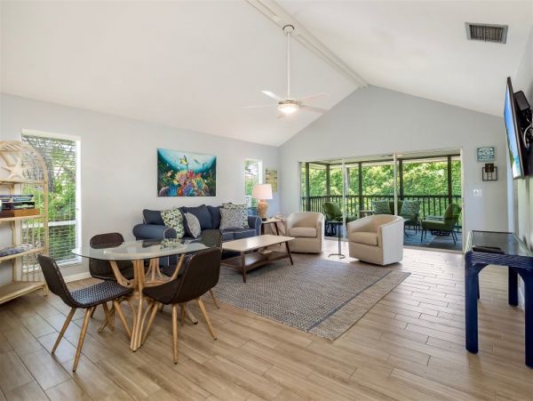 Captiva 2 Bedroom Vacation Home Short Walk to Beach Sleeps 6