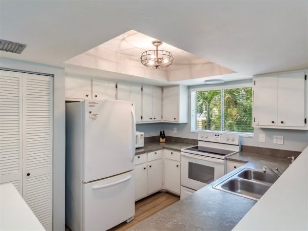 Captiva 2 Bedroom Vacation Home Short Walk to Beach Sleeps 6