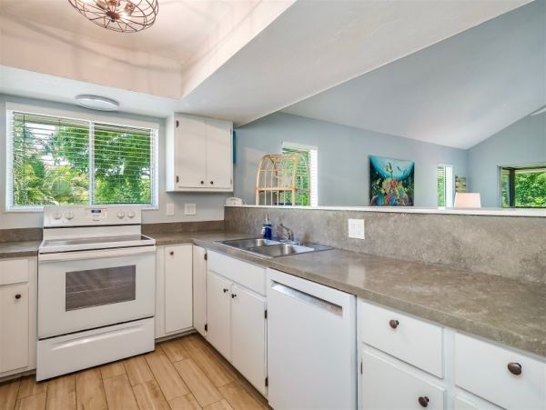 Captiva 2 Bedroom Vacation Home Short Walk to Beach Sleeps 6