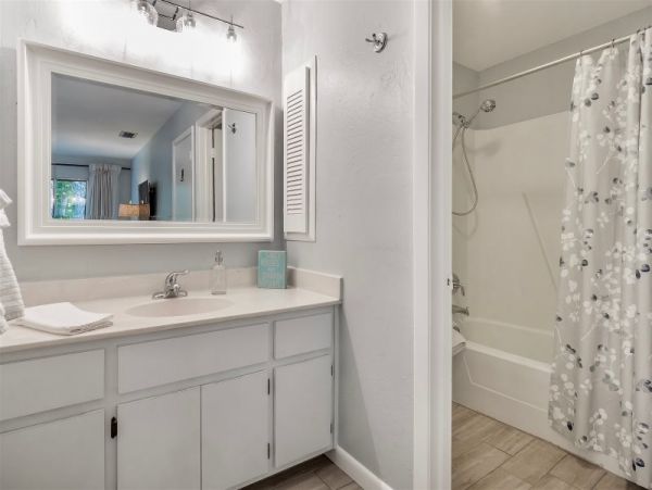 Captiva 2 Bedroom Vacation Home Short Walk to Beach Sleeps 6