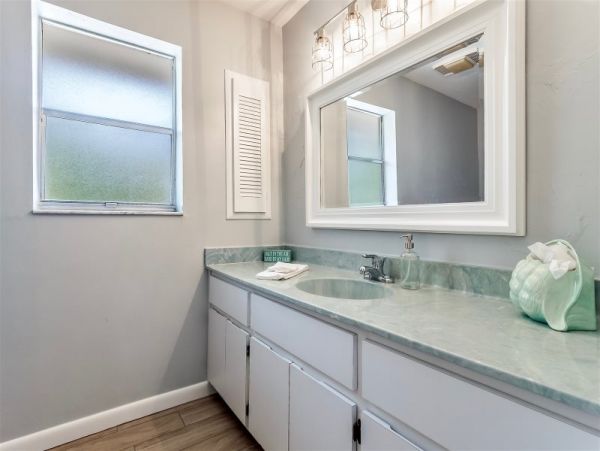 Captiva 2 Bedroom Vacation Home Short Walk to Beach Sleeps 6