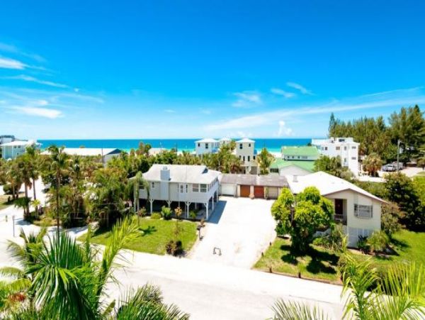 One Min Walk to Beach homes Beach Five Bedroom Homes Beach