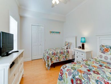 Holmes Beach 4 Bedroom Vacation Home Sleeps 10 with Pool Holmes Beach 4 Bedroom Vacation Home Sleeps 10 with Pool